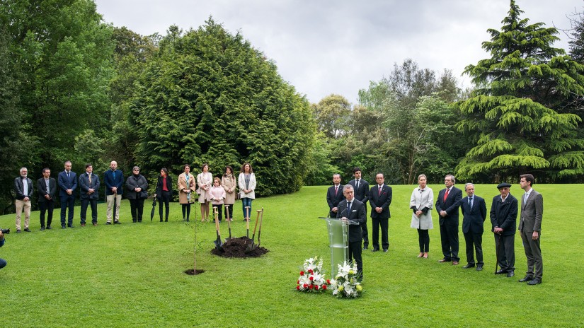 The Lehendakari has taken part in the planting of a sapling of the 