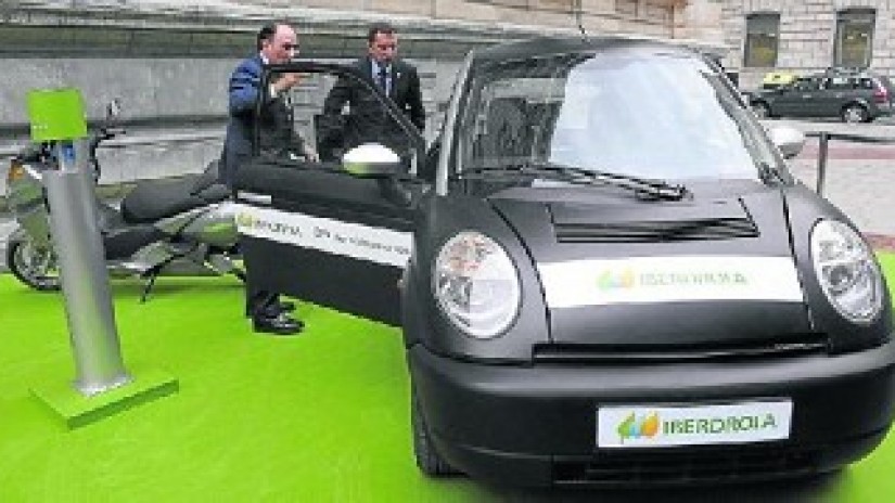 Iberdrola and the Provincial Council of Bizkaia sign a protocol agreement in order to develop a power supply system for electric cars Iberdrola and the Provincial Council of Bizkaia sign a protocol agreement in order to develop a power supply system for electric cars